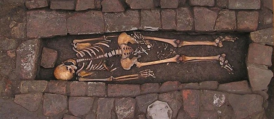 ​Naukowcy we Włoszech odkryli szkielet kobiety, która "urodziła" po śmierci. Szczątki kobiety i płodu zostały pochowane w ceglanej trumnie. Niezwykłe odkrycie naukowcy opisali w czasopiśmie "World Neurosurgery".