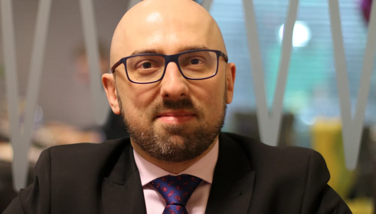 "Prezydent Rosji Władimir Putina spodziewał się reakcji krajów europejskich, może zaskoczyć go skala wydalenia rosyjskich dyplomatów na świecie" – powiedział rzecznik Prezydenta RP Krzysztof Łapiński w Popołudniowej rozmowie w RMF FM nawiązując do aż 60 rosyjskich dyplomatów wydalonych ze Stanów Zjednoczonych i kilkunastu w Europie. "Rosji udało się zjednoczyć te kraje (który wydaliły dyplomatów – red.) w solidarnym działaniu" – dodał. "Prezydent będzie w tym roku w Stanach Zjednoczonych, są prowadzone pewne ewentualne rozmowy, czy w tym czasie jest spotkanie z prezydentem Trumpem" – przyznał Krzysztof Łapiński. "Wszystko przed nami" – dodał. Na pytanie dziennikarza RMF FM Marcina Zaborskiego, czy do listy miast odwiedzanych w maju przez Andrzeja Dudę dopiszemy Waszyngton, Łapiński odpowiedział: "Różne scenariusze w polityce są możliwe". 