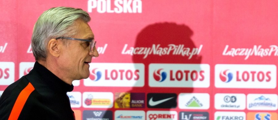 Trener piłkarskiej reprezentacji Polski Adam Nawałka przyznał przed wtorkowym towarzyskim meczem na Stadionie Śląskim w Chorzowie z Koreą Południową, że czuł się szczególnie, wchodząc po latach na ten obiekt. "Serce rośnie. Tutaj jest duch stadionu" – podkreślił. Selekcjoner zdradził, który z zawodników na pewno nie pojawi się na murawie oraz wspominał legendarne mecze na Stadionie Śląskim. 