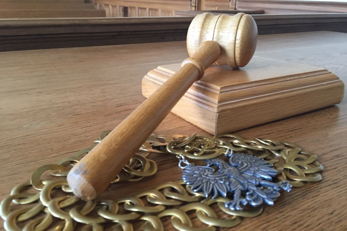 ​Karę 8 miesięcy więzienia wymierzył Sąd Okręgowy w Lublinie mieszkańcowi tego miasta Łukaszowi M. Uznał go za winnego napaści i znieważenia na tle religijnym muzułmańskiego uchodźcy z Rosji. 27-letni Łukasz M. ma także zapłacić napadniętemu 1 tys. zł tytułem zadośćuczynienie za wyrządzoną mu krzywdę. Wyrok nie jest prawomocny.