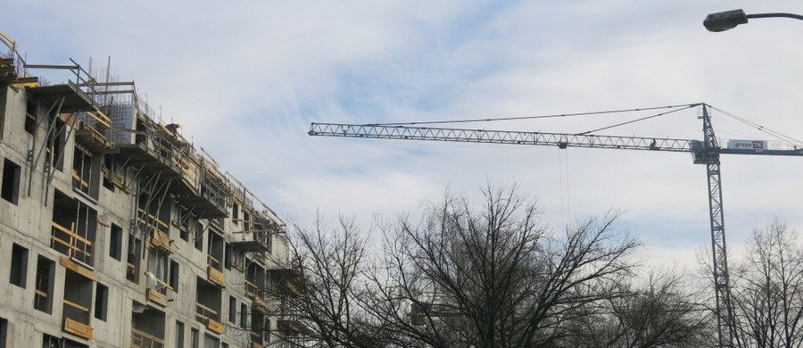 ​Tragiczny wypadek na budowie w Ostrowcu Świętokrzyskim. 30-letni mężczyzna spadł z wysokości sześciu metrów i zginął na miejscu. Jak się okazało, mieszkaniec powiatu opatowskiego był zatrudniony nielegalnie.