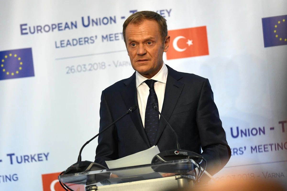 ​Szef Rady Europejskiej Donald Tusk powiedział w Warnie dziennikarzom, że UE i Turcja nie doszły do żadnego konkretnego porozumienia podczas szczytu w Warnie. "W kwestiach konkretnych rozwiązań nie osiągnęliśmy dziś żadnego kompromisu" - oświadczył Tusk, wymieniając przede wszystkim różnice w kwestii Syrii, praw człowieka, Grecji i Cypru. "Mam jednak nadzieję, że będzie to możliwe w przyszłości (...) Jedynie postęp w tych kwestiach pozwoli nam polepszyć stosunki na linii UE-Turcja, w tym w sprawie procesu akcesyjnego" - podkreślił. 
