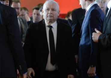 "Pokaż, proszę, pazurki". Jarosław Kaczyński popiera Beatę Szydło ws. nagród