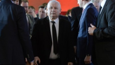 "Pokaż, proszę, pazurki". Jarosław Kaczyński popiera Beatę Szydło ws. nagród