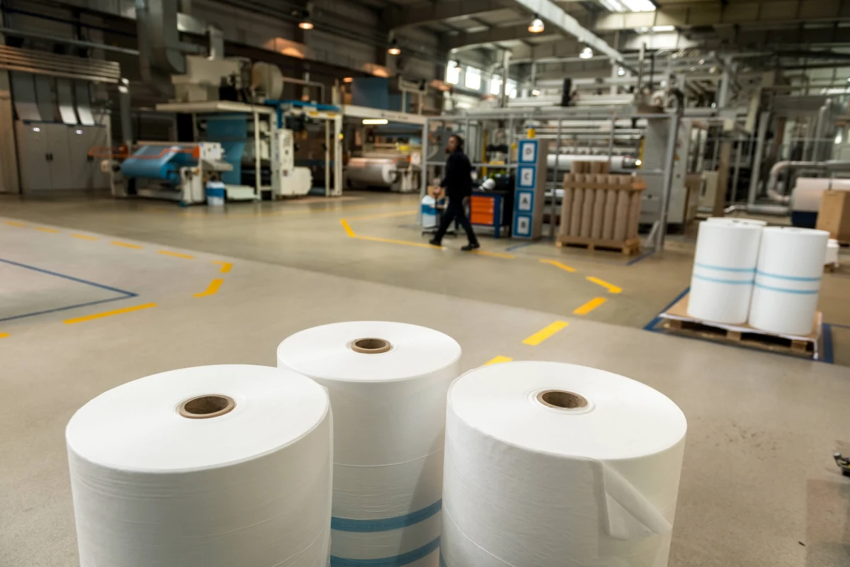 Co piąty pracownik myśli o zmianie zatrudnienia w perspektywie najbliższych 2 lat. Nowej pracy najczęściej szukamy na portalach internetowych, czy przez znajomych - wynika z badań Work Service. Ponad dwie trzecie z tej grupy chce znaleźć nową pracę jeszcze w tym roku. "Największa skłonność do rotacji występuje wśród osób młodych (28 proc.) w wieku 18-34 lata, a najmniejsza wśród pracowników 55 plus (9 proc.)" - podkreślają autorzy badania. Pracy nie zamierza zmieniać w ciągu najbliższych dwóch lat 78 proc. ankietowanych.
