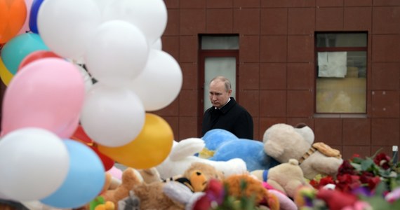 Prezydent Rosji Władimir Putin przyleciał do Kemerowa na Syberii i złożył kwiaty na miejscu tragedii. W pożarze centrum handlowego "Zimowa Wiśnia" zginęło 66 osób, a ok. 50 zostało rannych. Według nieoficjalnych informacji podawanych m.in. przez rodziny poszkodowanych, 41 ofiar to dzieci.