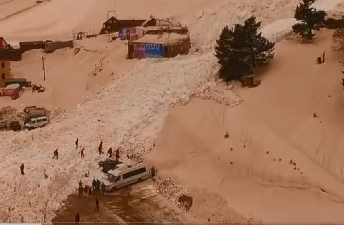 Niewielka lawina osunęła się na parking pod Elbrusem tuż przy ośrodku narciarskim w Kabardo-Bałkarii w Rosji. Pod śniegiem znalazło się 15 samochodów. Nikomu nic się nie stało. Lawina nie uszkodziła też budynków i wyciągu.