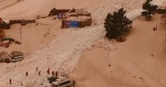 Niewielka lawina osunęła się na parking pod Elbrusem tuż przy ośrodku narciarskim w Kabardo-Bałkarii w Rosji. Pod śniegiem znalazło się 15 samochodów. Nikomu nic się nie stało. Lawina nie uszkodziła też budynków i wyciągu.