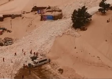 Lawina przy ośrodku narciarskim w Rosji. Kilkanaście aut pod śniegiem