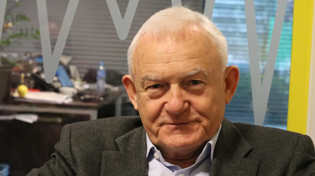 Mamy wzrost napięcia w stosunkach z Rosją, z czego nie należy się cieszyć - podkreśla w Porannej rozmowie w RMF FM Leszek Miller. "Jeżeli nie współpraca, to jaka jest alternatywa? Powrót do zimnej wojny? Wolałbym, żebyśmy dążyli do odprężenia" - mówi gość Roberta Mazurka. Były premier przyznaje, że Europa musiała zareagować na otrucie Siergieja Skripala. "Dobrze się stało, że Europa zareagowała wspólnie" - zauważa Miller. Komentuje też ewentualny start Moniki Jaruzelskiej w wyborach do rady Warszawy. "Kandydatura pani Jaruzelskiej może być też ciekawą propozycją dla ludzi, którzy są zmęczeni śmiertelnym uściskiem polityków dobrze znanych, którzy na co dzień mówią to, co można przewidzieć. A tutaj pojawia się osoba świeża" - uważa gość Roberta Mazurka. "To osoba sympatyczna, inteligentna, dojrzała i świetnie nadaje się do działalności publicznej. Ja w każdym razie bardzo bym się cieszył, gdybym się dowiedział, że pani Jaruzelska startuje" - zapewnia Miller. Sam - jak zapewnia - ma już dosyć rozmaitych wyborów. "Chciałbym teraz spokojnie zająć się czymś innym" - twierdzi.  