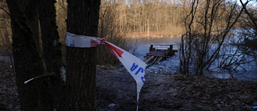 Tragiczny finał poszukiwań w miejscowości Dobrowo pod Białogardem w woj. zachodniopomorskim. Ciała dwóch chłopców w wieku 10 i 12 lat wyłowiono ze stawu znajdującego się w lesie. Ze wstępnych ustaleń wynika, że pod dziećmi załamał się lód.