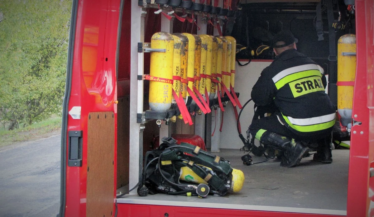 Ponad 220 beczek i pojemników z chemikaliami znaleźli policjanci na terenie jednej z posesji w Barwicach w Zachodniopomorskiem. Teren zabezpieczyli strażacy. Jak zapewniają, z pojemników nic nie wycieka. Ustalają również, jakie dokładnie substancje znajdują się w beczkach. 