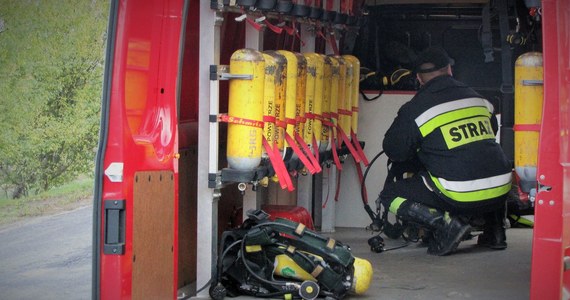 Ponad 220 beczek i pojemników z chemikaliami znaleźli policjanci na terenie jednej z posesji w Barwicach w Zachodniopomorskiem. Teren zabezpieczyli strażacy. Jak zapewniają, z pojemników nic nie wycieka. Ustalają również, jakie dokładnie substancje znajdują się w beczkach. 