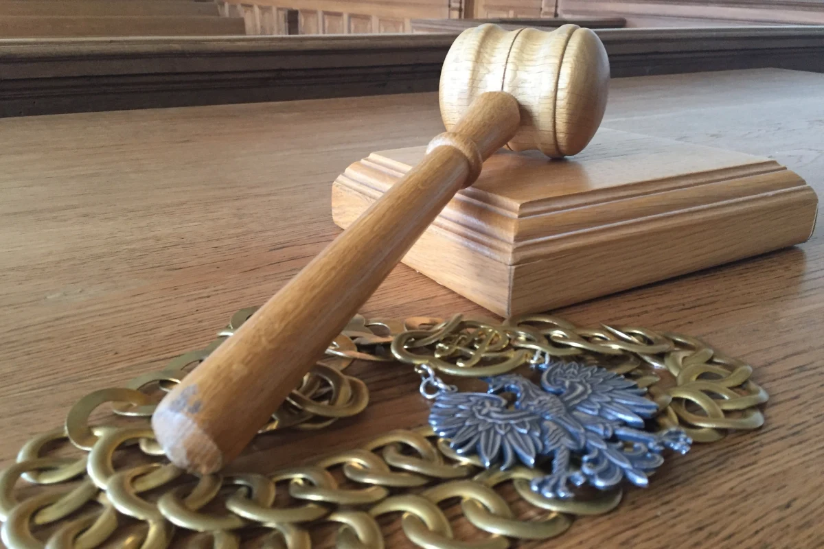 ​Właściciel czterech psów, które zagryzły jego niepełnosprawnego kolegę, dobrowolnie poddał się karze. Sąd Rejonowy w Sławnie skazał go na rok więzienia w zawieszeniu na trzy lata za nieumyślne spowodowanie śmierci Jana M.