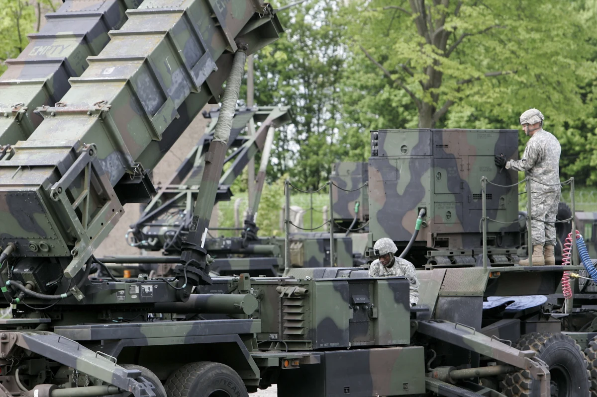 Minister obrony podpisał dziś umowę na zakup pierwszych dwóch baterii systemu przeciwrakietowego Patriot. "To bardzo dobry ruch" - komentuje w rozmowie z RMF FM generał bryg. rez. Jarosław Stróżyk, ekspert Fundacji Stratpoints. Były attache obrony w Stanach Zjednoczonych ocenia, że Polska potrzebuje znacznie większej liczby zestawów niż dwa początkowe. "Mogliśmy osiągnąć więcej" - mówi o podpisanych niedawno umowach offsetowych były zastępca szefa zarządu wywiadu w Kwaterze Głównej NATO w Brukseli.