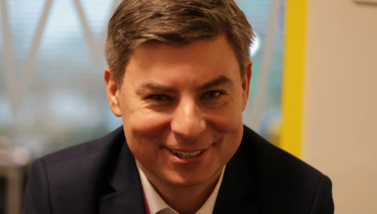 Platforma Obywatelska stoi murem za Hanną Gronkiewicz-Waltz. "To świetny prezydent Warszawy, kto wie, czy nie najlepszy w ciągu ostatnich 70 lat" - mówi Jan Grabiec, rzecznik PO, gość Popołudniowej rozmowy w RMF FM. "Pani prezydent sama jest profesorem prawa, uznała, że nie wypada jej stawać przed magistrem, który nie bardzo na prawie się zna" – tak Grabiec komentuje fakt, że Hanna Gronkiewicz-Waltz po raz kolejny nie stawiła się przed komisją weryfikacyjną ds. reprywatyzacji, kierowaną przez wiceministra sprawiedliwości Patryka Jakiego. "Oczywiście dla Platformy byłby lepiej, gdyby pani prezydent przyszła na to spotkanie i wyłożyła zasady prawa dotyczące reprywatyzacji pani magistrowi Jakiemu" - dodał. Komisja weryfikacyjna ds. reprywatyzacji - jego zdaniem - "jest teatrem, przedstawieniem politycznym, który organizuje Patryk Jaki". "Mamy do czynienia ze spektaklem politycznym. Pan minister Jaki wolałby grillować Hannę Gronkiewicz-Waltz niż pomagać lokatorom" – dodał. 