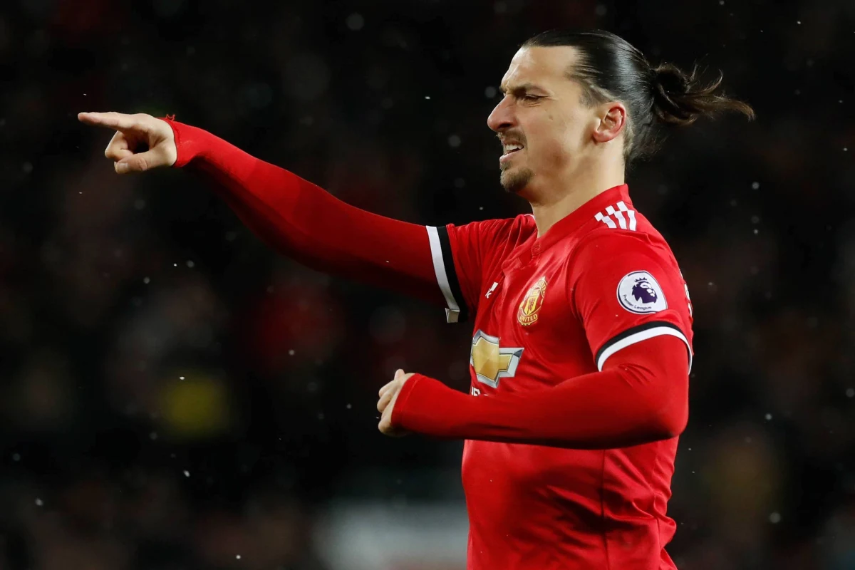 ​Były szwedzki napastnik Manchesteru United Zlatan Ibrahimowic, który przed kilkoma dniami podpisał kontrakt z amerykańskim LA Galaxy, zaszokował Szwedów, gdy w Sztokholmie ostentacyjnie zaparkował samochód na miejscu dla inwalidów. I to przed komendą policji. Do zdarzenia doszło w dzielnicy Sollentuna, gdzie do lokalnej komendy policji przyjechał Ibrahimovic z rodziną, aby wyrobić nowe paszporty, żeby zdążyć na ewentualny pierwszy występ w barwach nowego klubu w sobotę w spotkaniu przeciwko Los Angeles FC.