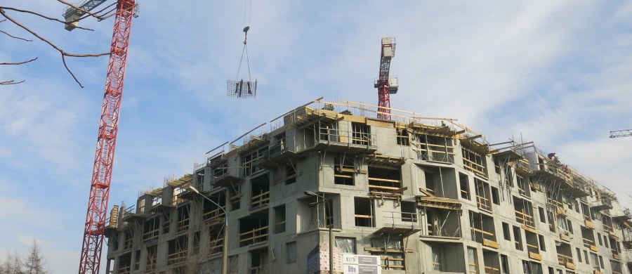 Rząd będzie dopłacał do czynszu za wynajem mieszkania. Nawet kilkaset złotych miesięcznie. Jest projekt nowej ustawy o programie Mieszkanie Plus. Co jednak ważne, projekt radykalnie odbiega od obietnic składanych wcześniej przez rząd Prawa i Sprawiedliwości. Te dopłaty nie będą dla każdego i będą ograniczone w czasie.