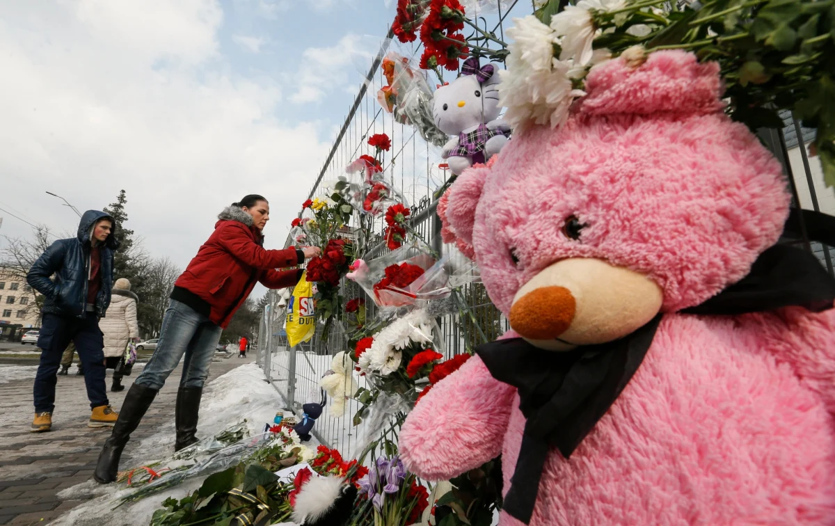 Władze Kemerowa ogłosiły listę ofiar śmiertelnych niedzielnego pożaru w centrum handlowym Zimowa Wiśnia. Zginęły 64 osoby; wśród 23 osób, których tożsamość ustalono, jest 13 dzieci. Na liście 38 osób zaginionych jest aż 26 nastolatków w wieku poniżej 18 lat.