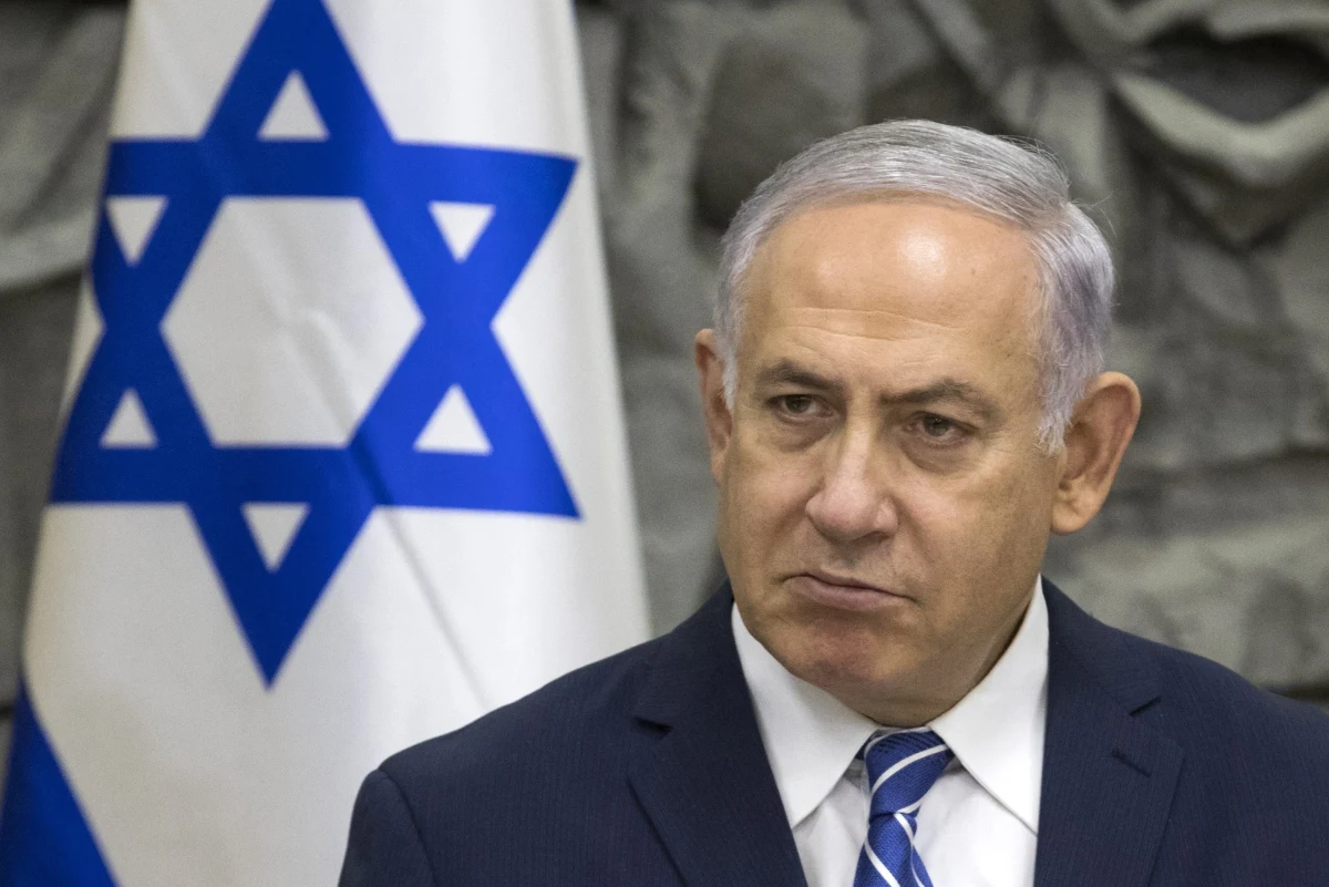 Premier Izraela Benjamin Netanjahu przechodzi w szpitalu badania po infekcji, którą przeszedł dwa tygodnie wcześniej i której - zdaniem jego osobistego lekarza - nie wyleczył - poinformował rzecznik premiera Dawid Baker. Netanjahu trafił do szpitala z wysoką gorączką i kaszlem. Decyzję o hospitalizacji podjął jego osobisty lekarz Cwi Berkowic, który uznał, że 68-letni premier nadal cierpi z powodu choroby, na którą zapadł w połowie marca.