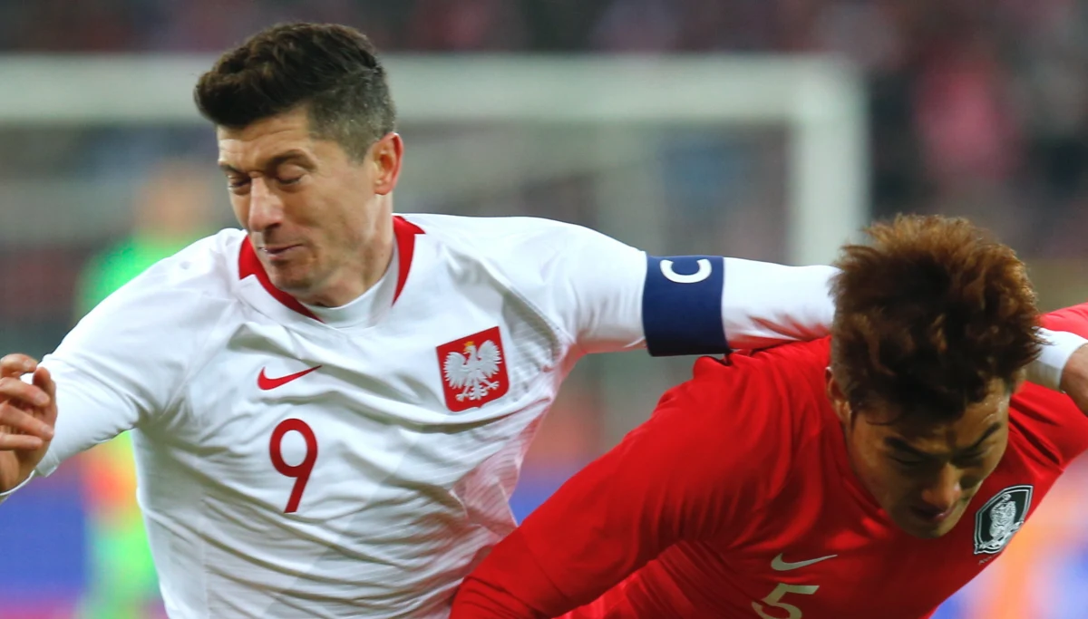 "Nie tylko sam stadion, ale też kibice dopisali. Ponadto murawa była tak przygotowana, że z chęcią się tutaj grało, z uśmiechem na twarzy. Na pewno też jest to „coś”, jakaś magia tego stadionu, która powoduje, że reprezentacja gra lepiej" - podsumowywał wczorajszy mecz Polski z Koreą Południową Robert Lewandowski. Wczoraj strzelił swoją 52. bramkę w 93. występie w reprezentacji. Polska wygrała w Chorzowie na Stadionie Śląskim 3:2. 