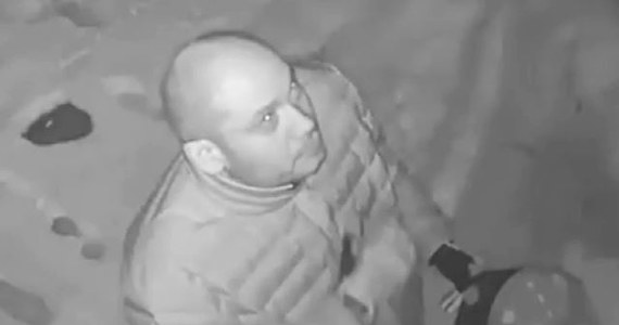 Nowojorska policja opublikowała nagranie złodzieja, który przed włamaniem się do sklepu przeżegnał się. Modlitwa mogła okazać się skuteczna, ponieważ przestępca w dalszym ciągu przebywa na wolności. 