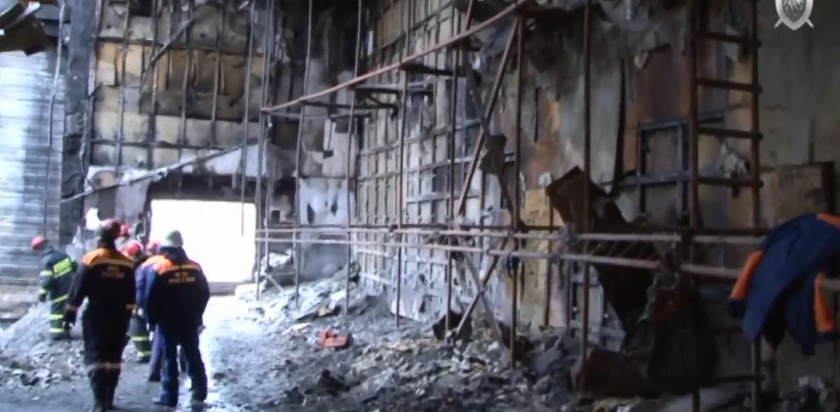 Na filmie opublikowanym przez rosyjskie służby widać wnętrze zniszczonego przez pożar centrum handlowego w Kemerowie. Władze Kemerowa ogłosiły, że zginęły w nim 64 osoby, a wśród 23 osób, których tożsamość ustalono, jest 13 dzieci. Wcześniej rodziny dzieci, które zginęły w pożarze, ogłosiły wykaz imienny, w którym znalazły się nazwiska 64 ofiar śmiertelnych. Aż 41 z nich to dzieci i nastolatki poniżej 18 roku życia. 