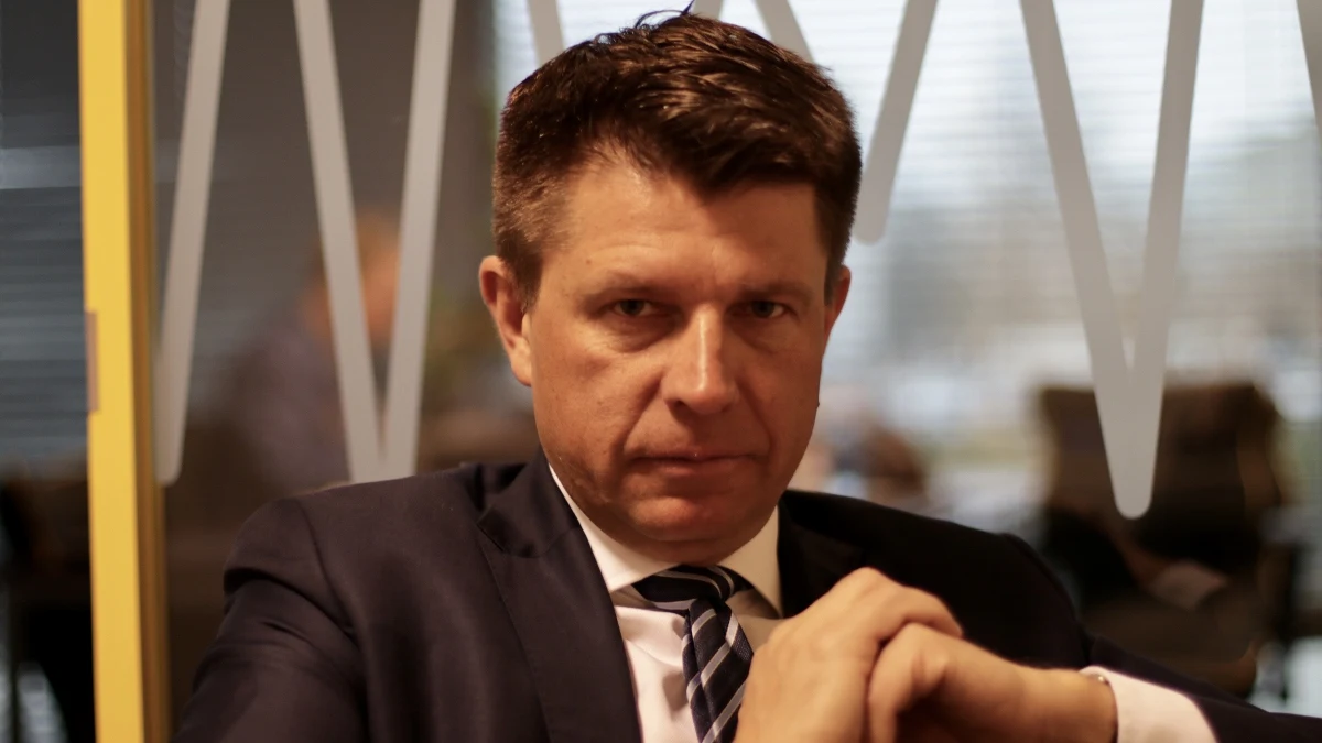 "Jestem przeciwnikiem jakiegokolwiek zaostrzenia ustawy aborcyjnej. Ważne jest, żebyśmy wypracowali jakieś wspólne rozwiązanie. W tym parlamencie możemy tylko zablokować zaostrzenie ustawy aborcyjnej. Nie ma szans na jakiekolwiek inne zmiany" - ocenia w Porannej rozmowie w RMF FM Ryszard Petru. "Jestem zwolennikiem miękkiej liberalizacji na wzór niemiecki, który polega na tym, że kobieta, które chce usunąć ciążę, nie robiła tego pochopnie, żeby przeszła przez proces konsultacji, również psychologicznych" - dodaje gość Roberta Mazurka. Założyciel Nowoczesnej zapewnia, że zależy mu na dobrym wyniku partii. "Wolałbym, żeby Nowoczesna była silniejsza w sondażach, przed nami bardzo ważny sprawdzian - wybory samorządowe" - mówi. Podkreśla, że Katarzynę Lubnauer "będziemy oceniać po owocach, czyli po wynikach wyborów samorządowych". "Byłem zwolennikiem szerokiej koalicji (w wyborach samorządowych – przyp. red.), PSL i lewica wycofali się z tego, co uważam za błędne decyzje" - twierdzi. "Chciałbym uniknąć sytuacji, która jest w Gdańsku, gdzie mamy wysyp kandydatów opozycyjnych" - tłumaczy. "Uważam, że prawybory byłyby dobrym rozwiązaniem, nie ma chęci na to ze strony partii opozycyjnych - to źle. Może dojść do tego, że w II turze wchodzi kandydat PiS-u i wygra wybory - tak się zdarzało" - uważa. 