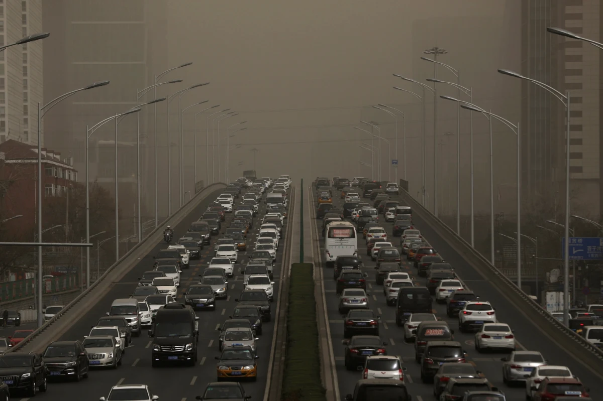 Burza piaskowa w Pekinie spowodowała, że drastycznie obniżyła się jakość powietrza w chińskiej stolicy. Urząd meteorologiczny ogłosił niebieski alarm smogowy, zalecając mieszkańcom zamykanie okien.