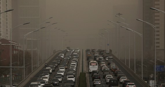 Burza piaskowa w Pekinie spowodowała, że drastycznie obniżyła się jakość powietrza w chińskiej stolicy. Urząd meteorologiczny ogłosił niebieski alarm smogowy, zalecając mieszkańcom zamykanie okien.
