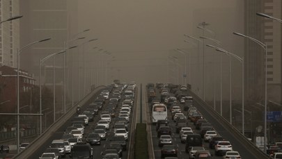 Burza piaskowa w Pekinie. Atak duszącego smogu