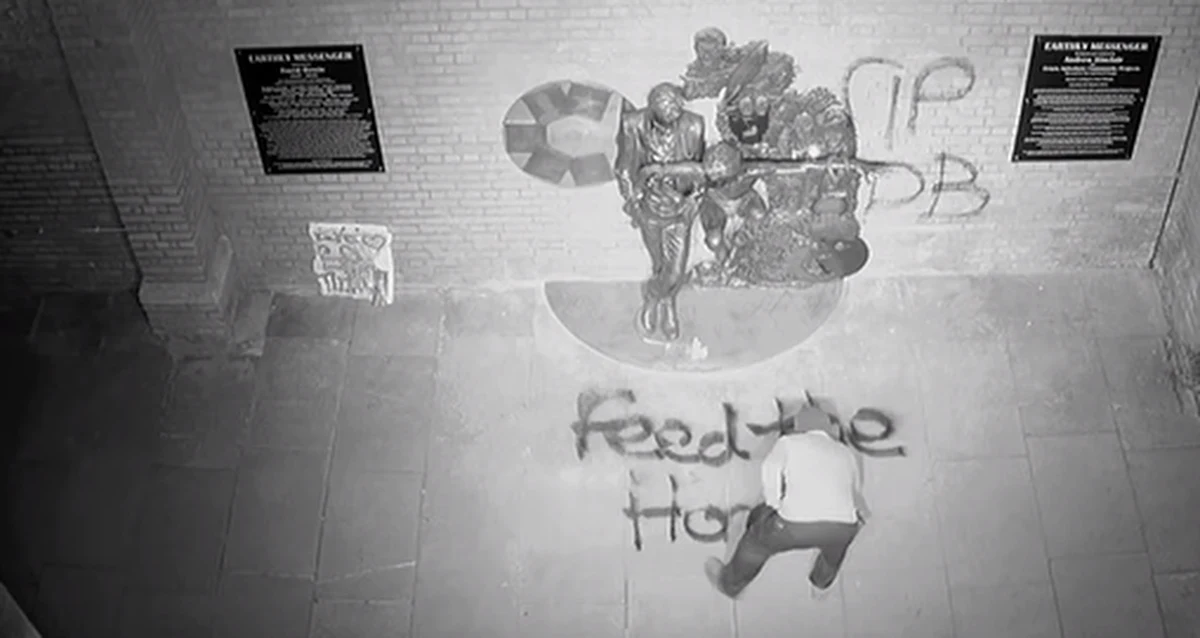 Pomnik Davida Bowiego został zniszczony przez wandali. Monument odsłonięto zalewie przed dwoma dniami w miasteczku Aylesbury w Wielkiej Brytanii. Przed pomnikiem pojawił się napis „najpierw nakarmcie bezdomnych”, a na ścianie tuż za nim napisano: "spoczywaj w pokoju", dodając inicjały Dawida Bowiego. 