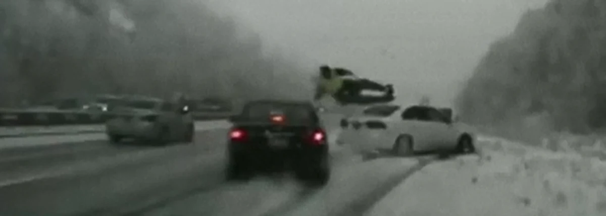 Do bardzo groźnie wyglądającego wypadku doszło na jednej z autostrad w amerykańskim stanie Utah. Policjant, wezwany do drobnej kolizji, chwilę po opuszczeniu swojego pojazdu został potrącony przez auto, które wpadło w poślizg. 