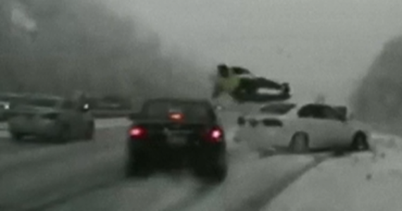 Do bardzo groźnie wyglądającego wypadku doszło na jednej z autostrad w amerykańskim stanie Utah. Policjant, wezwany do drobnej kolizji, chwilę po opuszczeniu swojego pojazdu został potrącony przez auto, które wpadło w poślizg. 