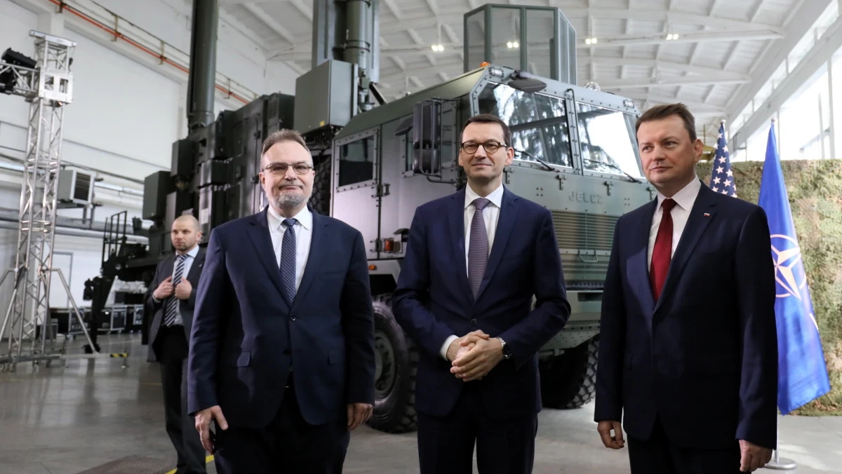 Szef MON Mariusz Błaszczak podpisał umowę na dostawę dla Polski amerykańskich zestawów obrony powietrznej Patriot. To największy kontrakt zbrojeniowy w historii naszego kraju. Jak poinformował minister Błaszczak, za system Patriot razem z systemem zarządzania polem walki zapłacimy 4 miliardy 750 milionów dolarów. "Bezpieczeństwo nie ma ceny" - zauważył w swoim wystąpieniu prezydent Andrzej Duda. Ambasador USA w Polsce Paul W. Jones podkreślał z kolei: "Jesteśmy razem, (...) jesteśmy sojusznikami na zawsze". Dostawy amerykańskiego sprzętu do Polski mają ruszyć za cztery lata.