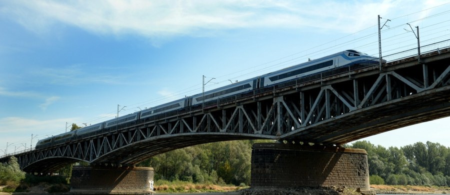 W okolicy mostu średnicowego w Warszawie policja wyłowiła z Wisły zwłoki kobiety. Sprawę bada prokuratura, która zarządziła sekcję zwłok. W najbliższym czasie zostanie też wszczęte śledztwo - poinformował rzecznik Prokuratury Okręgowej Warszawa-Praga Marcin Saduś.