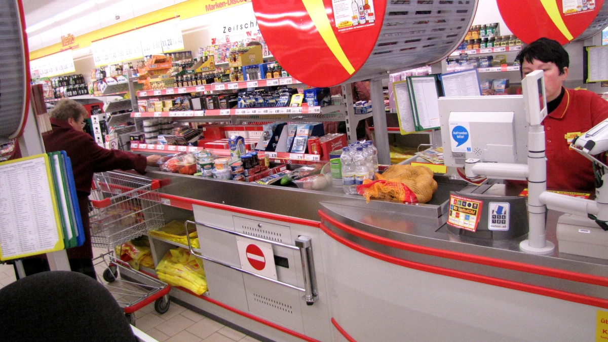 W Wielką Sobotę sklepy będą otwarte, ale zdecydowanie krócej niż w poprzednich latach. Zgodnie z ustawą "o ograniczeniu handlu w niedziele i święta" drzwi marketów zamkną się dla klientów najpóźniej o godzinie 14.00. W świąteczną niedzielę i poniedziałek duże sklepy i centra handlowe będą nieczynne.