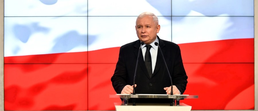 "Z szacunkiem i pokorą odnosimy się do wyników badań, ale wiemy też jak są prowadzone i w związku z tym jesteśmy pełni optymizmu" – stwierdził prezes Prawa i Sprawiedliwości Jarosław Kaczyński. Skomentował w ten sposób wyniki najnowszego sondażu poparcia dla partii politycznych. 
