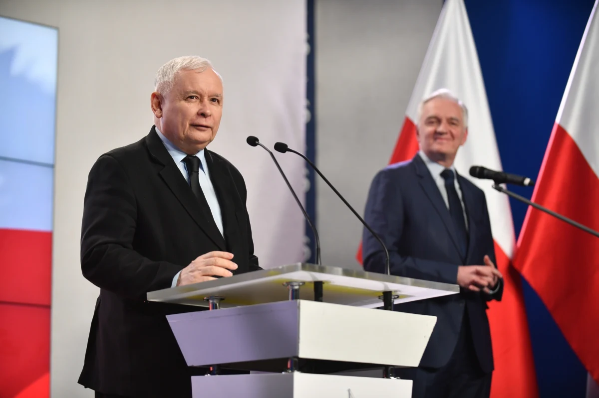 "Popieram tzw. Ustawę 2.0, Konstytucję dla Nauki" - deklaruje prezes PiS. Jarosław Kaczyński zapewnił, że zrobi wszystko, żeby "ustawa przeszła". Jak podkreślił, wierzy, że projekt nie będzie w istotny sposób zmieniany. Prezes PiS wystąpił na wspólnej konferencji razem z wicepremierem, szefem resortu nauki Jarosławem Gowinem. Projekt ustawy Prawo o szkolnictwie wyższym i nauce (tzw. Ustawa 2,0, Konstytucja dla Nauki) został przyjęty 20 marca przez rząd.