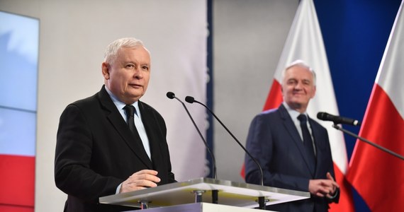 "Popieram tzw. Ustawę 2.0, Konstytucję dla Nauki" - deklaruje prezes PiS. Jarosław Kaczyński zapewnił, że zrobi wszystko, żeby "ustawa przeszła". Jak podkreślił, wierzy, że projekt nie będzie w istotny sposób zmieniany. Prezes PiS wystąpił na wspólnej konferencji razem z wicepremierem, szefem resortu nauki Jarosławem Gowinem. Projekt ustawy Prawo o szkolnictwie wyższym i nauce (tzw. Ustawa 2,0, Konstytucja dla Nauki) został przyjęty 20 marca przez rząd.