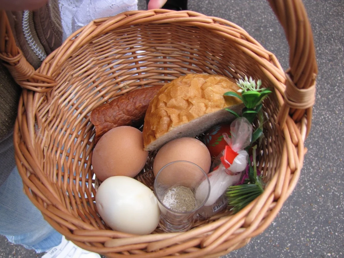 W Wielką Sobotę w kościołach wierni święcą pokarmy na stół wielkanocny. Tradycja wskazuje, co należy włożyć do koszyczka. Każdy pokarm, który tam się znajdzie, ma swoją symbolikę. Czego zatem nie powinno zabraknąć w naszym koszyczku?