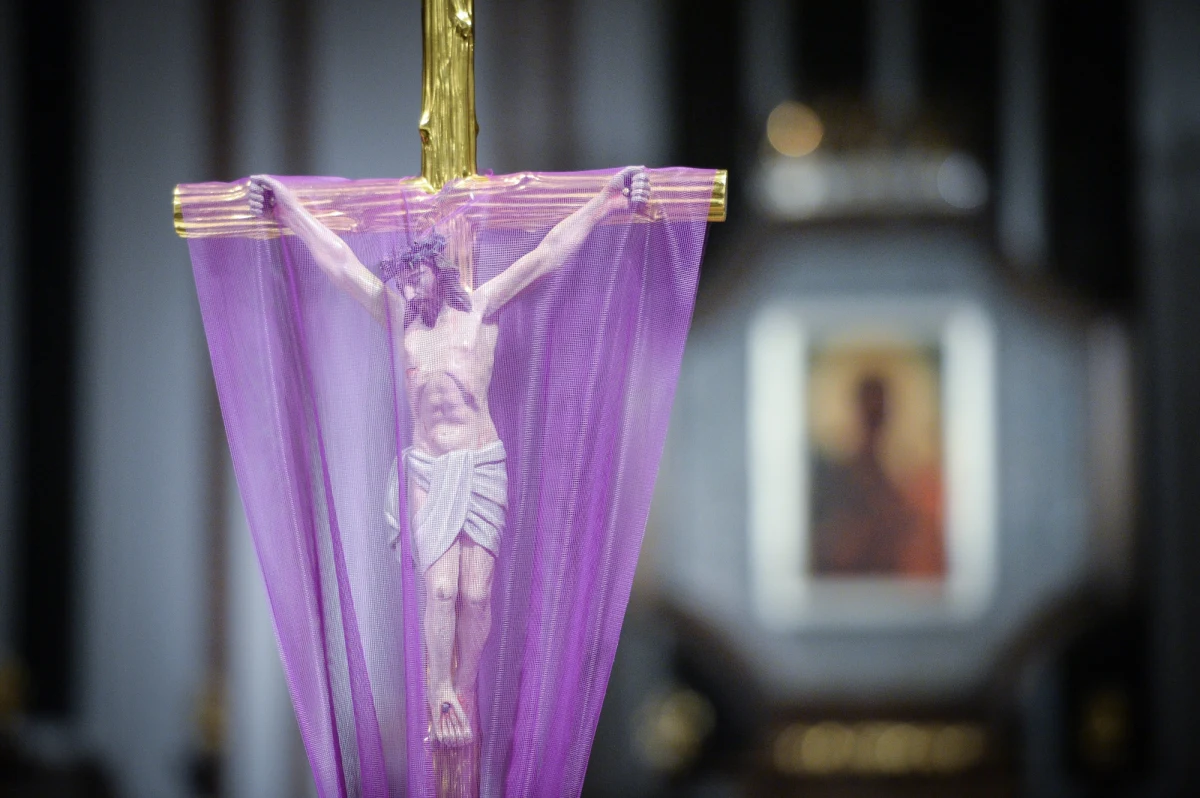 W Wielki Czwartek, który rozpoczyna Triduum Paschalne, Kościół katolicki świętuje ustanowienie dwóch sakramentów: kapłaństwa i Eucharystii, czyli przemiany chleba i wina w ciało i krew Chrystusa. Katolicy wierzą, że dzieje się to podczas każdej mszy. 