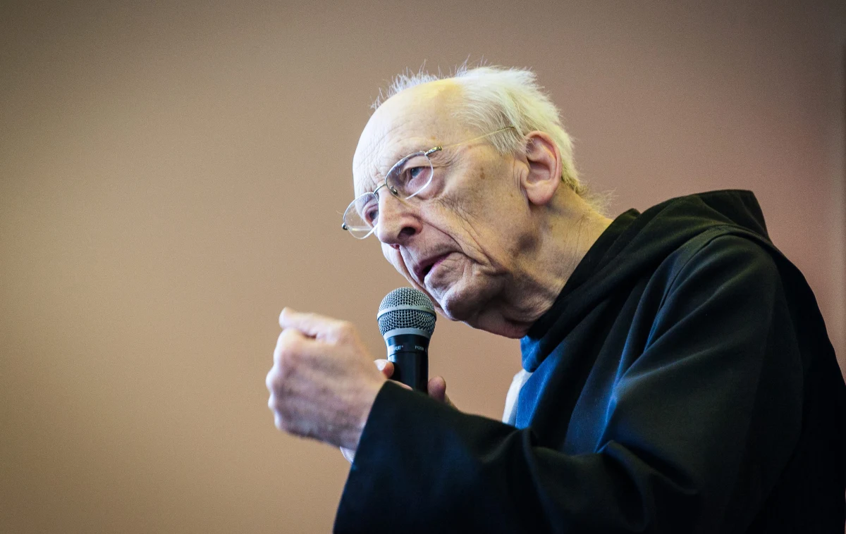 "Mam za sobą 64 lata kapłaństwa. Z perspektywy czasu kapłaństwo dzisiaj niczym nie różni się od kapłaństwa dawniej. Istota pozostaje taka sama – kształtuje nas Eucharystia i modlitwa - pisze w Wielki Czwartek dla Stacji7 ojciec Leon Knabit.