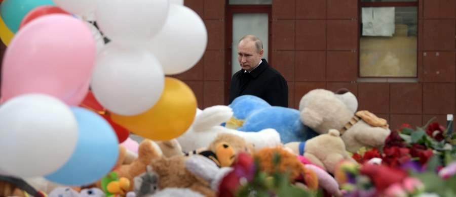 Prezydent Rosji Władimir Putin zalecił w środę szefowi Komitetu Śledczego Aleksandrowi Bastrykinowi wyjaśnienie wszelkich pytań wokół pożaru w Kemerowie. Nakazał też, by nie dopuszczać do "wrzutek", w tym z zagranicy, w mediach społecznościowych.