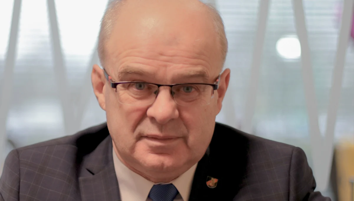 „Nowa era dla sił zbrojnych, bo wojska pozyskały najnowocześniejszy system obrony powietrznej jaki jest w tej chwili na świecie, jeżeli chodzi o zdolności operacyjne” – tak o zakupie baterii Patriot od Amerykanów mówił w Popołudniowej rozmowie w RMF FM były dowódca Wojsk Lądowych gen. Waldemar Skrzypczak. „Do tej pory mieliśmy systemy poradzieckie, które nam nie gwarantowały ‘parasola’ nad Polską” – dodał. Zaznaczył jednak, że kupiliśmy dość niewielki „parasol”. „To jest pół Warszawy na razie. Obliczyliśmy, żeby całą Polskę przykryć, to trzeba nam 16 baterii Patriotów” – mówił. Według Skrzypczaka, kupując system „kupujemy bezpieczeństwo politycznie”. „My nie tylko kupiliśmy baterie, ale związaliśmy się w ten sposób z systemami NATO-wskimi. Amerykanie dając nam tę technologię będą pilnowali, by ta technologia była skuteczna i dobrze się sprawdzała w ogólnym systemie” – mówił w rozmowie z Marcinem Zaborskim. Przyznał, że wyścig zbrojny jest jednak „galopujący”. „Warto by było, by politycy byli bardziej ostrożniejsi w swoich deklaracjach, bo my wojskowi wiemy, w jakim kierunku idzie rozwój broni atakujących. Myślę tu o rakietach i pociskach hipersonicznych, które są nieosiągalne dla rakiet Patriot. My o tym nie mówimy głośno, ale mówią o tym sami Amerykanie” – powiedział. „Na dzisiaj Ameryka nie dysponuje systemem obrony, który byłby skuteczny w zwalczaniu broni hipersonicznej, którą testują Rosjanie” – powiedział gen. Skrzypczak.