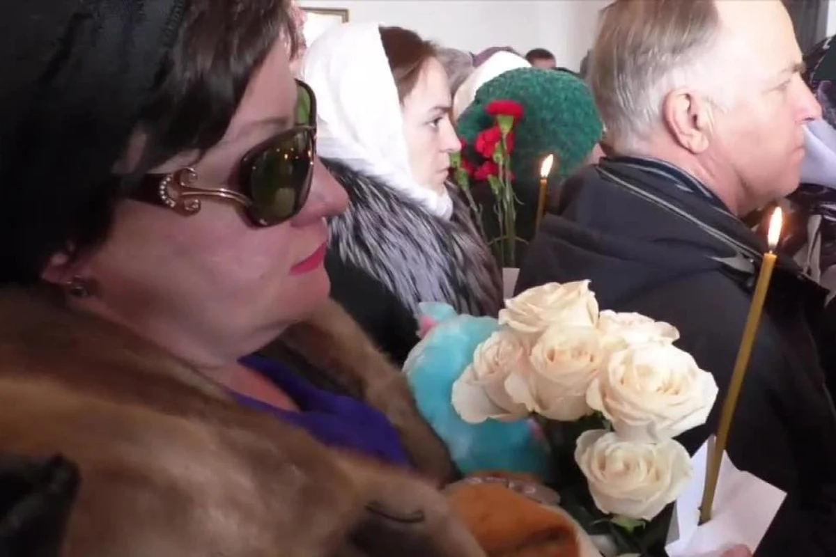 W rosyjskim Kemerowie rozpoczęły się uroczystości żałobne i pierwsze pogrzeby ofiar pożaru tamtejszego centrum handlowo-rozrywkowego. Setki osób uczestniczyły w ostatniej drodze 10-letniego Maszy i 8-letniego Kostii Agarkowów i ich babci, którzy zginęli w pożarze. Łącznie w pożarze zginęły 64 osoby, w tym 41 dzieci.