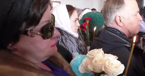 W rosyjskim Kemerowie rozpoczęły się uroczystości żałobne i pierwsze pogrzeby ofiar pożaru tamtejszego centrum handlowo-rozrywkowego. Setki osób uczestniczyły w ostatniej drodze 10-letniego Maszy i 8-letniego Kostii Agarkowów i ich babci, którzy zginęli w pożarze. Łącznie w pożarze zginęły 64 osoby, w tym 41 dzieci.