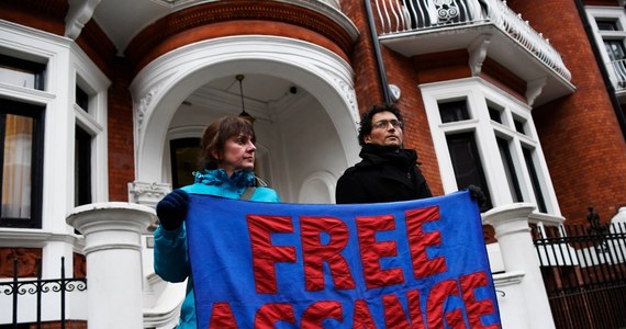 Rząd Ekwadoru zablokował w środę dostęp do internetu założycielowi portalu WikiLeaks Julianowi Assange'owi. Mężczyzna od 2012 roku ukrywa się w ambasadzie Ekwadoru w Londynie. Decyzja zapadła z powodu jego ostatniej aktywności w mediach społecznościowych. Ekwador zagroził, że podejmie "inne środki", jeśli Assange "nie wypełni swojego zobowiązania". W ramach porozumienia nie wolno mu było wysyłać żadnych wiadomości, które mogłyby naruszać relacje Ekwadoru z innymi państwami.