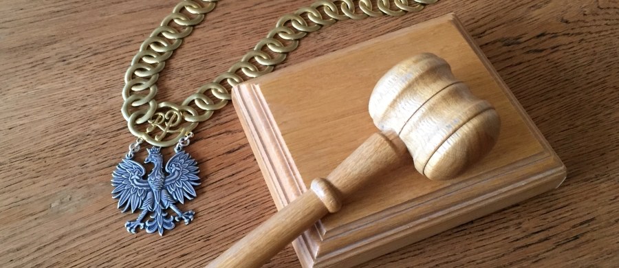 Karę 8 lat więzienia wymierzył w środę sąd w Lublinie Pawłowi G. za okrutne znęcania się nad 2-letnią córeczką swojej partnerki. Matkę dziecka, Klaudię O., która w tym uczestniczyła, sąd skazał na 2,5 roku więzienia.