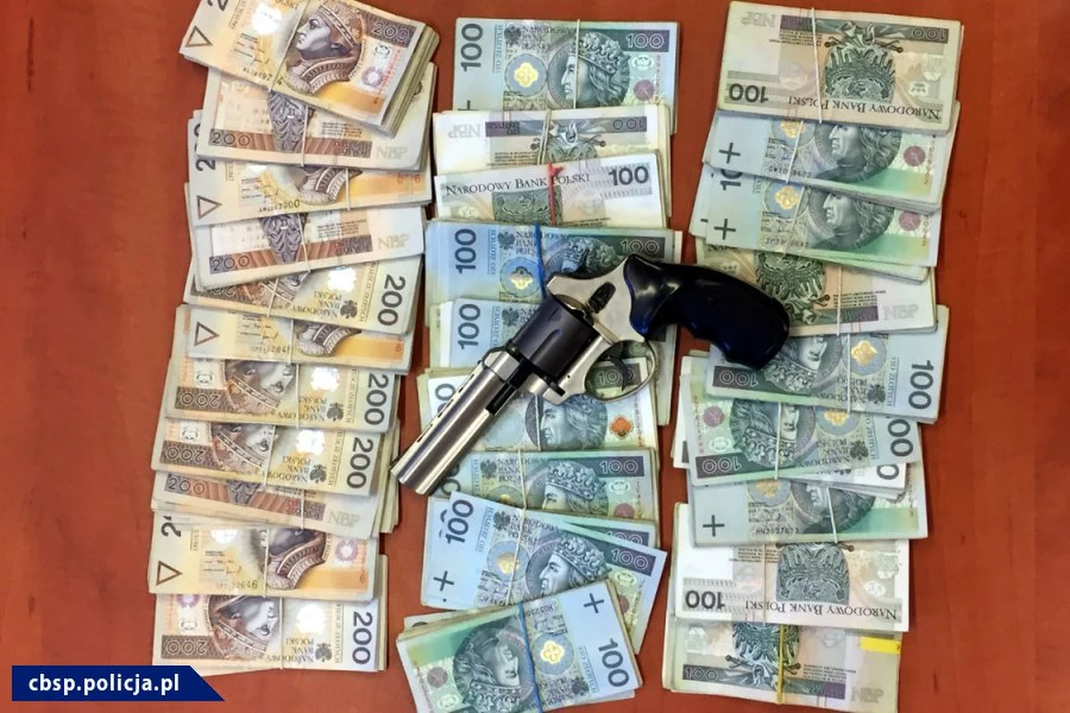 Policjanci CBŚP zatrzymali w Poznaniu dwie osoby podejrzane o wyłudzenie ponad miliona złotych. 50-letni Krzysztof G. pseudonim "Gering" oraz 51-letnia Monika D. w prokuraturze usłyszeli już zarzuty.  